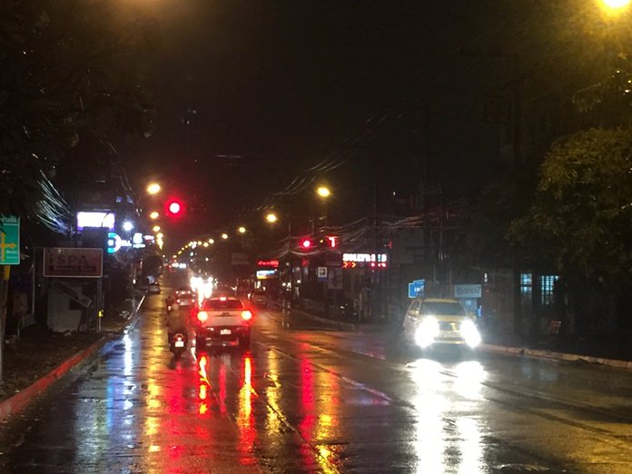 ถนนพัทยาสายสามหลังน้ำเริ่มลดลงสู่ภาวะปกติ