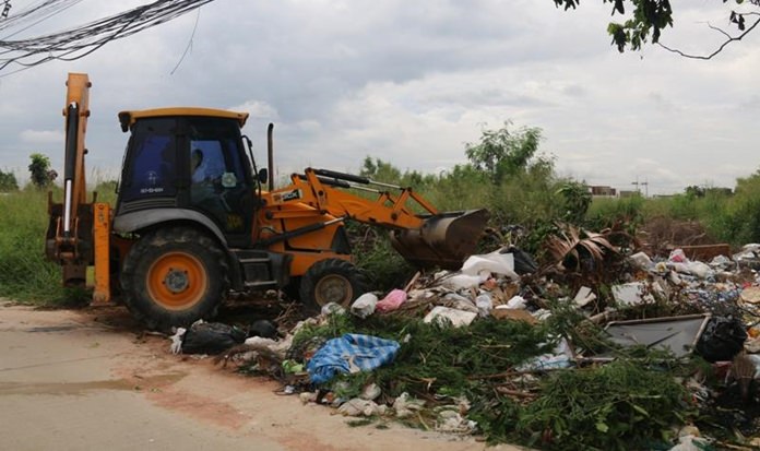 เจ้าหน้าที่เทศบาลเมืองหนองปรือ จัดเก็บขยะที่มีประชาชนลักลอบทิ้ง บริเวณมาบตาโต้ ซอย 6