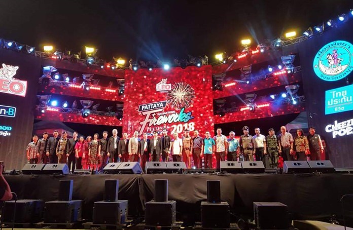 นายภัครธรณ์ เทียนไชย ผู้ว่าราชการจังหวัดชลบุรี เป็นประธานเปิดงาน Pattaya International Fireworks Festival 2018 พร้อมกับ พลตำรวจตรีอนันต์ เจริญชาศรี นายกเมืองพัทยา คณะผู้บริหารเมืองพัทยา นายนริศ นิรามัยวงศ์ นายอำเภอบางละมุง และตัวแทนจากหน่วยงานตำรวจภูธรจ.ชลบุรี สภ.เมืองพัทยา มทบ.14 สมาคมนักธุรกิจและการท่องเที่ยวเมืองพัทยา สมาคมโรงแรมไทยภาคตะวันออก ททท. สำนักงานพัทยา และส่วนเกี่ยวข้องที่ให้การสนับสนุนการจัดงาน ร่วมกันเปิดงานอย่างยิ่งใหญ่