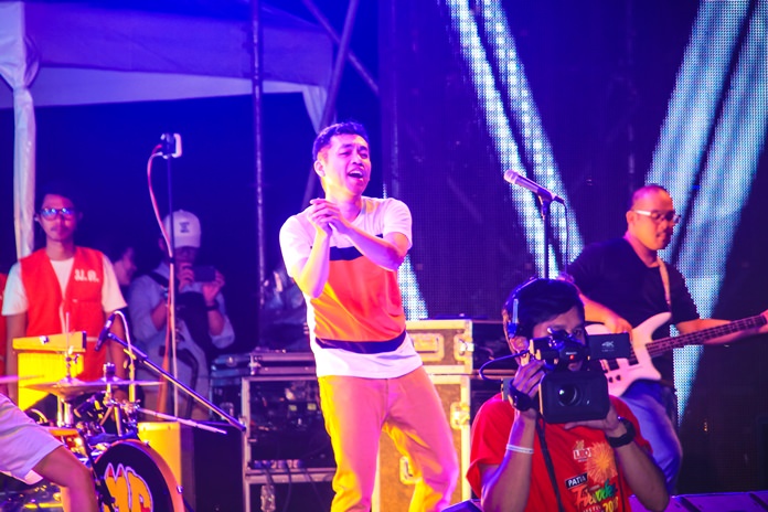 ป๊อด โมเดิร์น ด๊อก กำลังเอนเตอร์เทนคนดู และ ขับร้องเพลงดังในอดีต ที่เป็นที่รู้จักแพร่หลาย