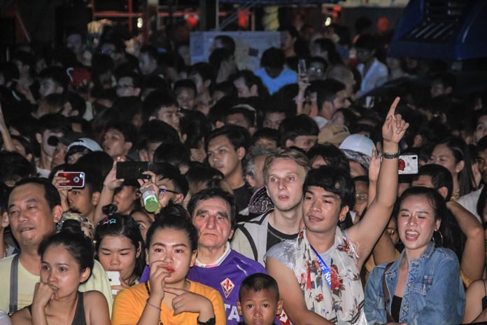 แฟนเพลงของ Modern Dog และ 25 Hours ร้องตามศิลปินอย่างสนุกสนาน