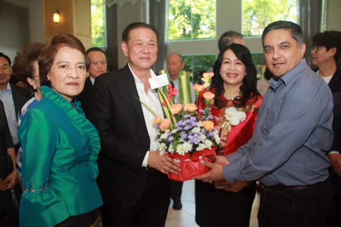 นายกมลเทพ มาโลตรา รองกรรมการผู้จัดการ บริษัท พัทยาเมล์ พับลิชชิ่ง จำกัด เข้ามอบกระเช้าดอกไม้แสดงความยินดี แก่นายพิทักษ์ ลาภปรารถนา ประธานกรรมการผู้จัดการ เฮลท์แลนด์ รีสอร์ท แอนด์ สปา พัทยา