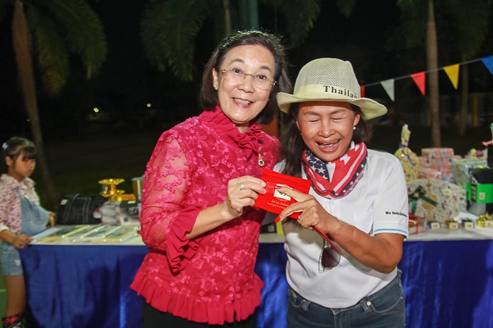 นางรัชฏา ชมจินดา ผอ.มูลนิธิ HHN เพื่อเด็กไทย มอบทองให้แก่เจ้าหน้าที่ผู้โชคดี