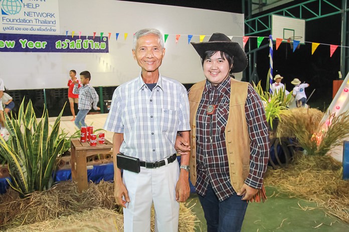 นายสัมพันธ์ อัครพงษ์พานิช รองประธานมูลนิธิ HHN เพื่อเด็กไทย กล่าวอวยพรปีใหม่ให้พนักงาน