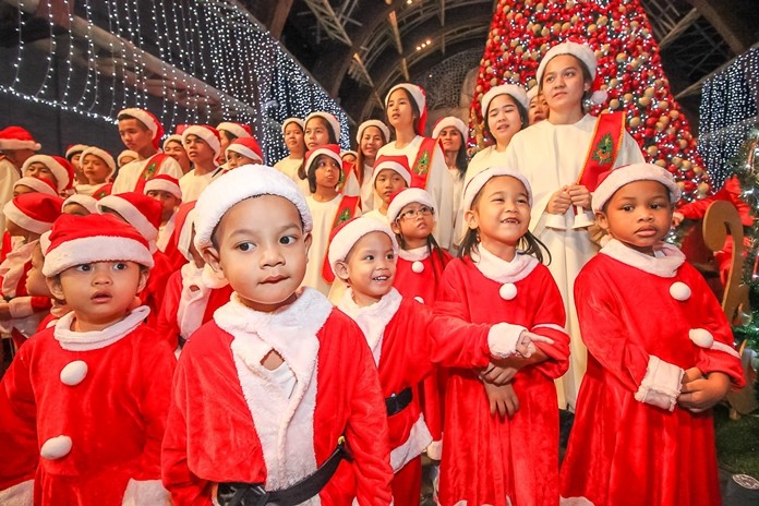 เด็กน้อยซานต้าน่ารักจากมูลนิธิสงเคราะห์เด็ก พัทยา ร้องเพลง คริสต์มาส